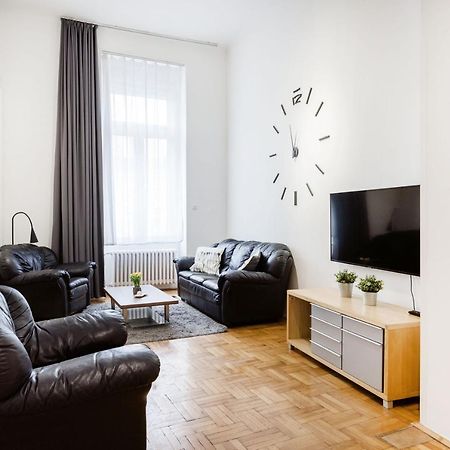 Elegant Apartment In Super Central Location Budapest Exterior photo