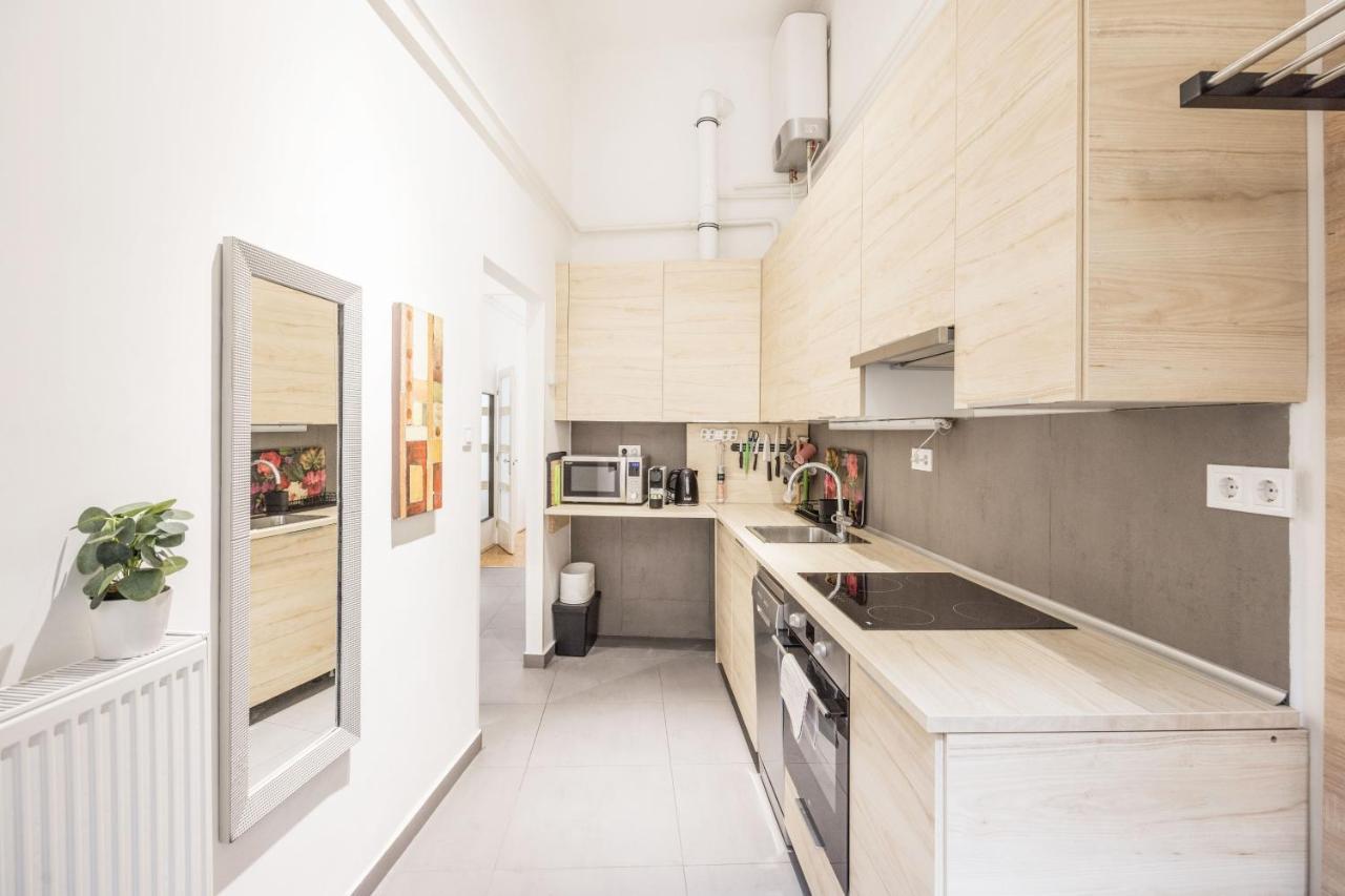 Elegant Apartment In Super Central Location Budapest Exterior photo