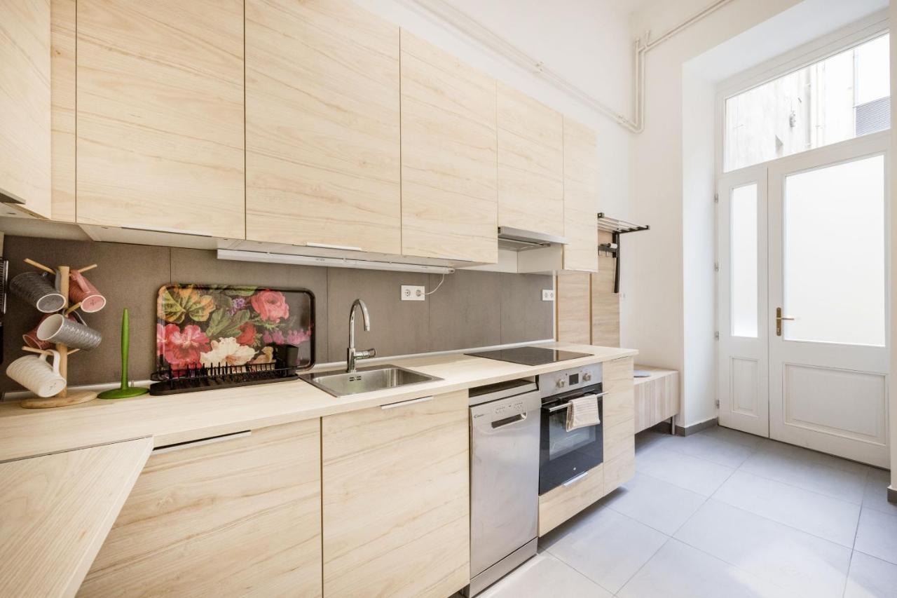 Elegant Apartment In Super Central Location Budapest Exterior photo