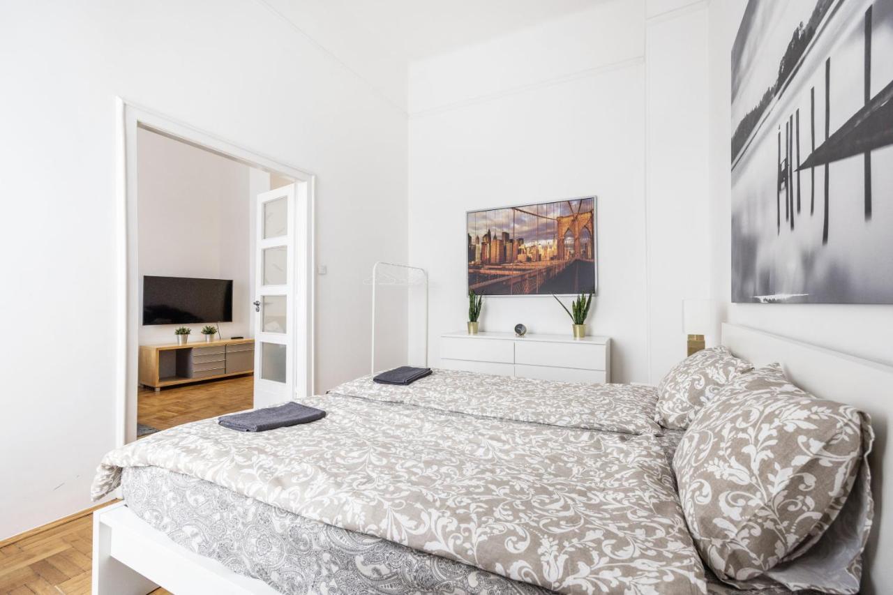 Elegant Apartment In Super Central Location Budapest Exterior photo